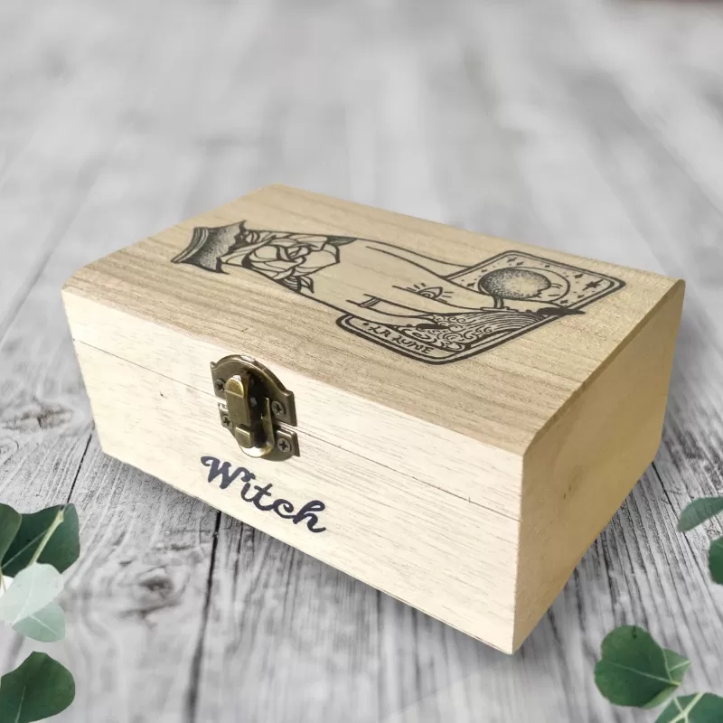 Caja de madera para cartas de Tarot (diseño mano) - Artefolk 1 Caja de madera para cartas de Tarot (diseño mano) - Artefolk