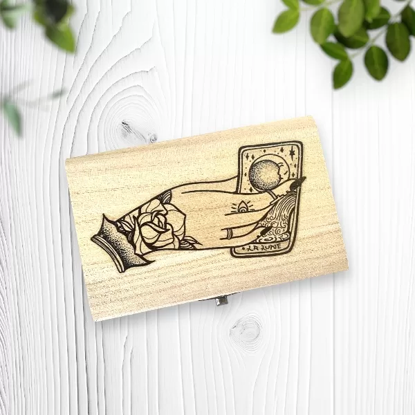 Caja de madera para cartas de Tarot (diseño mano) - Artefolk 2 Caja de madera para cartas de Tarot (diseño mano) - Artefolk - Imagen 2