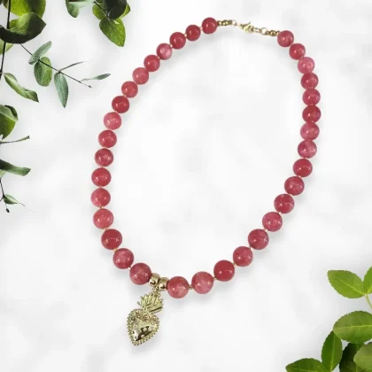 Collar Chicle cuentas de agata y dije de sagrado corazón – Sandia rubí
