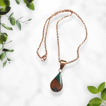Colgante de cobre con piedras encapsuladas y cadena de cobre (Variedades)